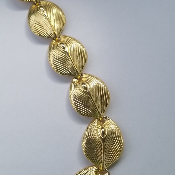 Jewelry gold color costume necklace - Picture 2 of 3